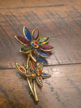 Hollycraft Multicolor Crystal Flower Pin Brooch in Gold Tone